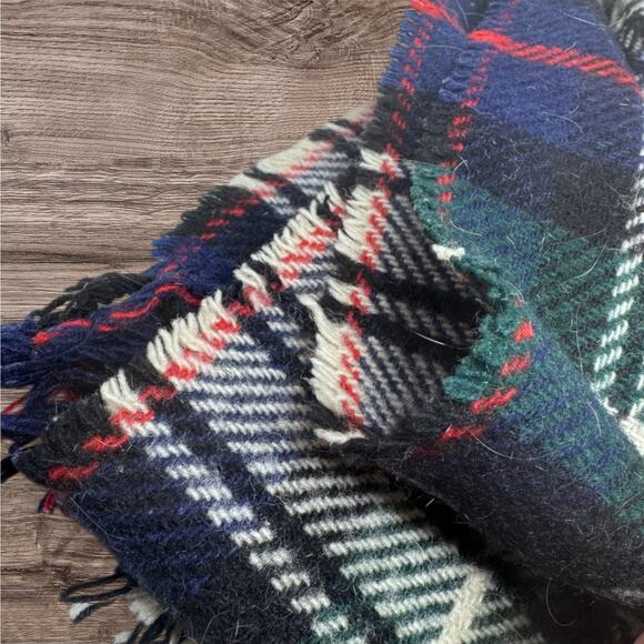 Vintage Hector Russell Kiltmaker Group Plaid Green Blue Red Fringe Throw 54”x68” - Picture 2 of 5